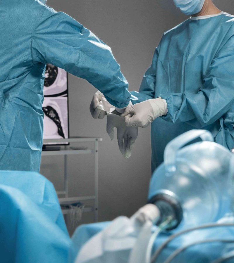 doctors-preparing-surgical-procedure_optimized